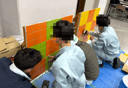 タイルを掃除している様子