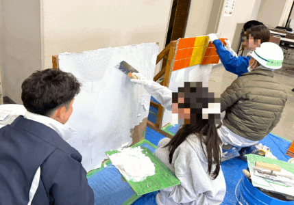 タイルを張っている様子