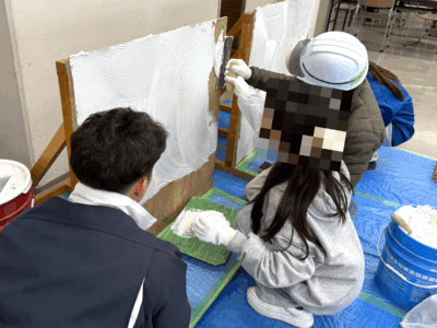 接着剤を塗っている様子