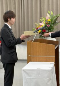 賞状を受け取る様子
